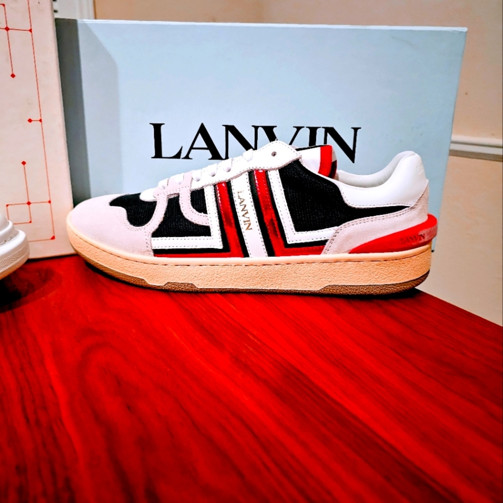 Shoe (Sneakers)